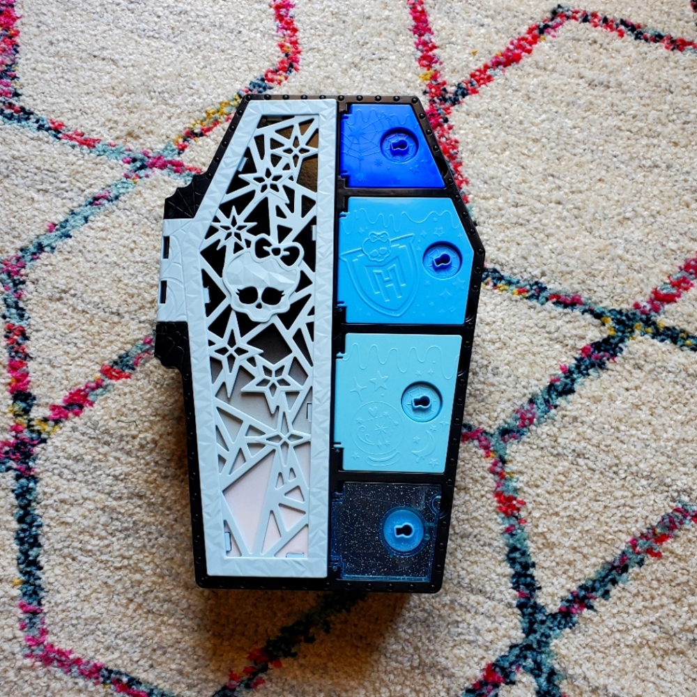 Monster High Frankie Fearidescent Skulltimate Secrets Locker